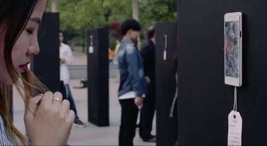 老外在中國：低頭一秒，家毀人亡！